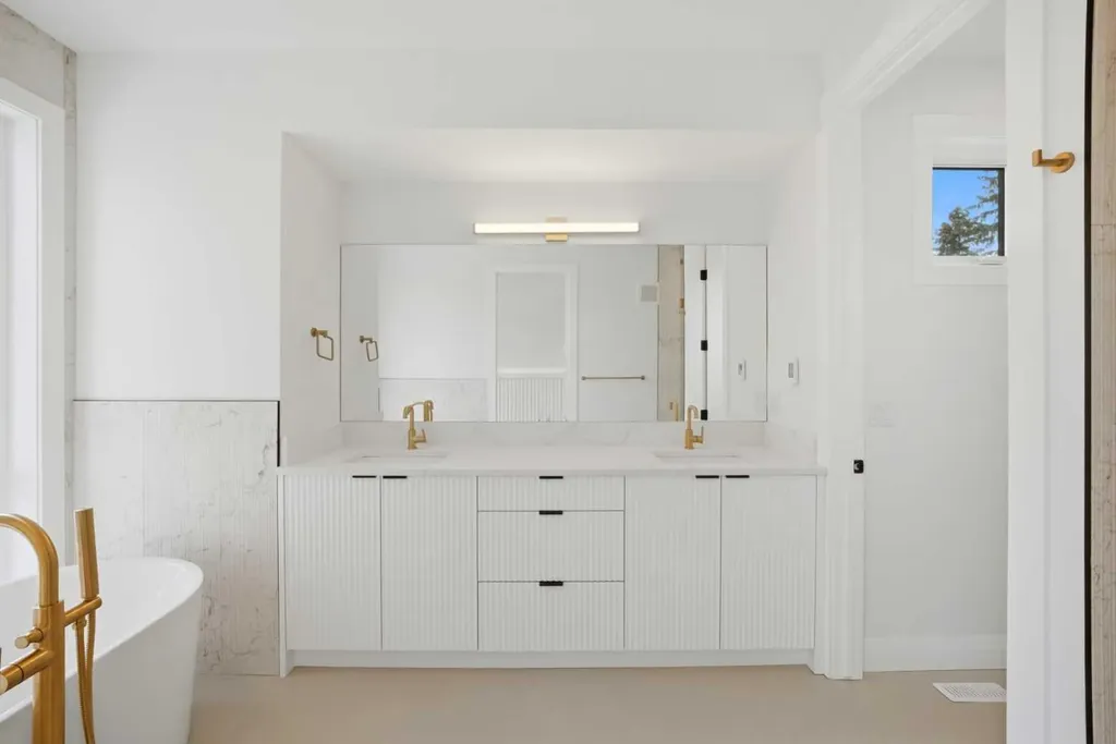 1529 18 Avenue NW Calgary AB T2M 0W9