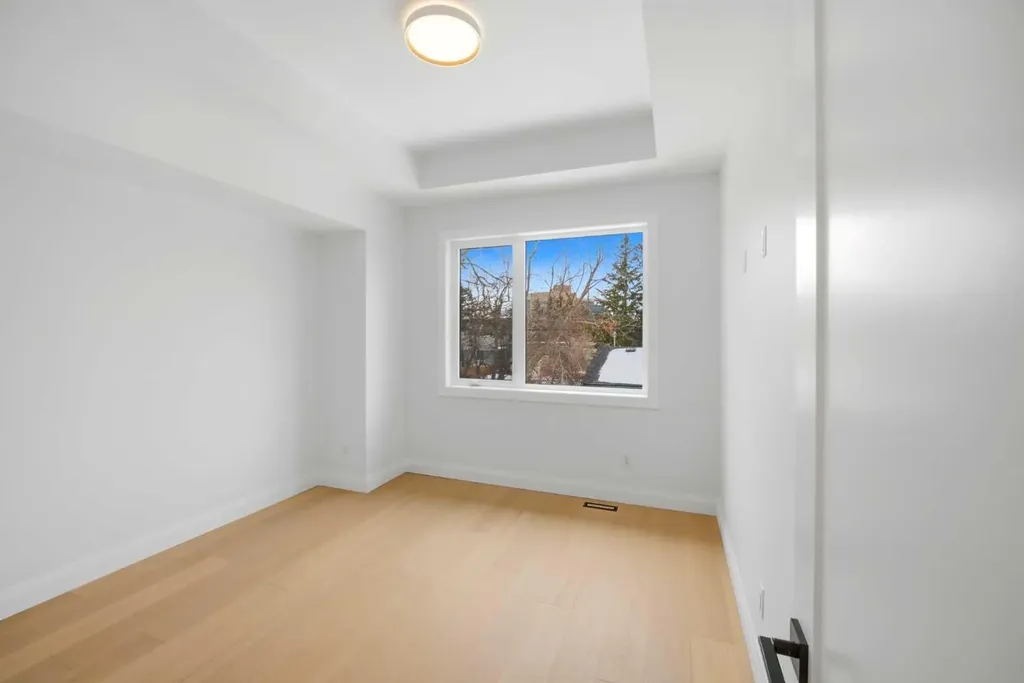 1529 18 Avenue NW Calgary AB T2M 0W9