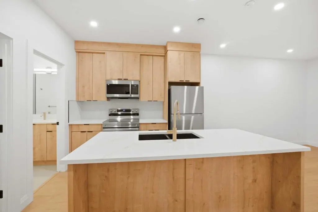 1529 18 Avenue NW Calgary AB T2M 0W9