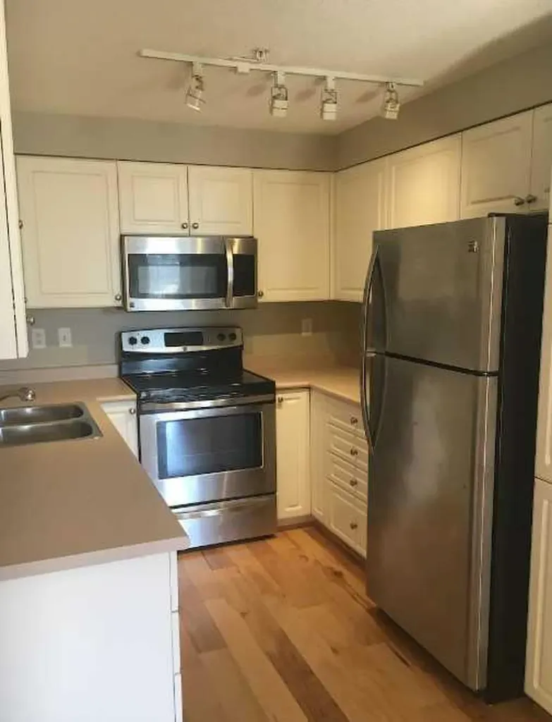683 10 Street SW Calgary AB T2P5G3