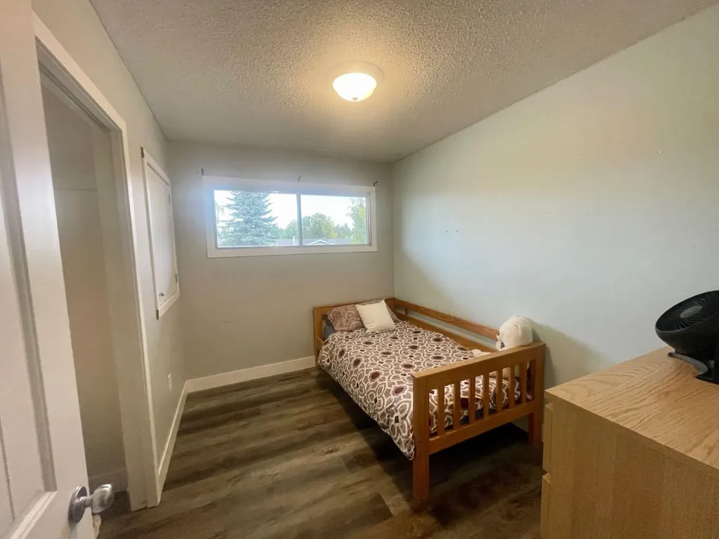5301 15 Avenue Edson AB T7E 1H2