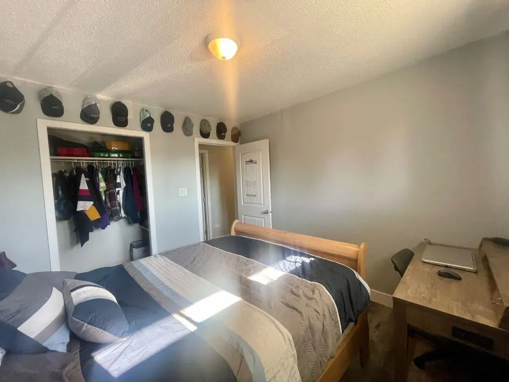 5301 15 Avenue Edson AB T7E 1H2