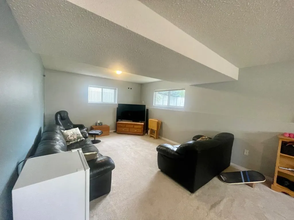 5301 15 Avenue Edson AB T7E 1H2