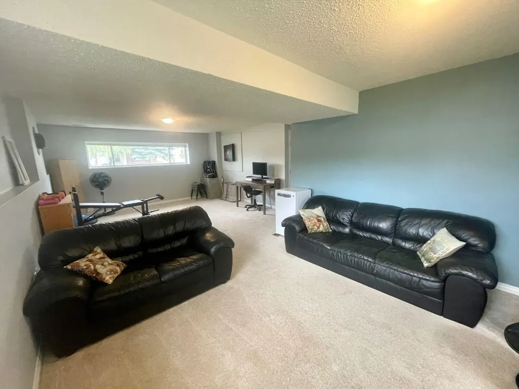 5301 15 Avenue Edson AB T7E 1H2