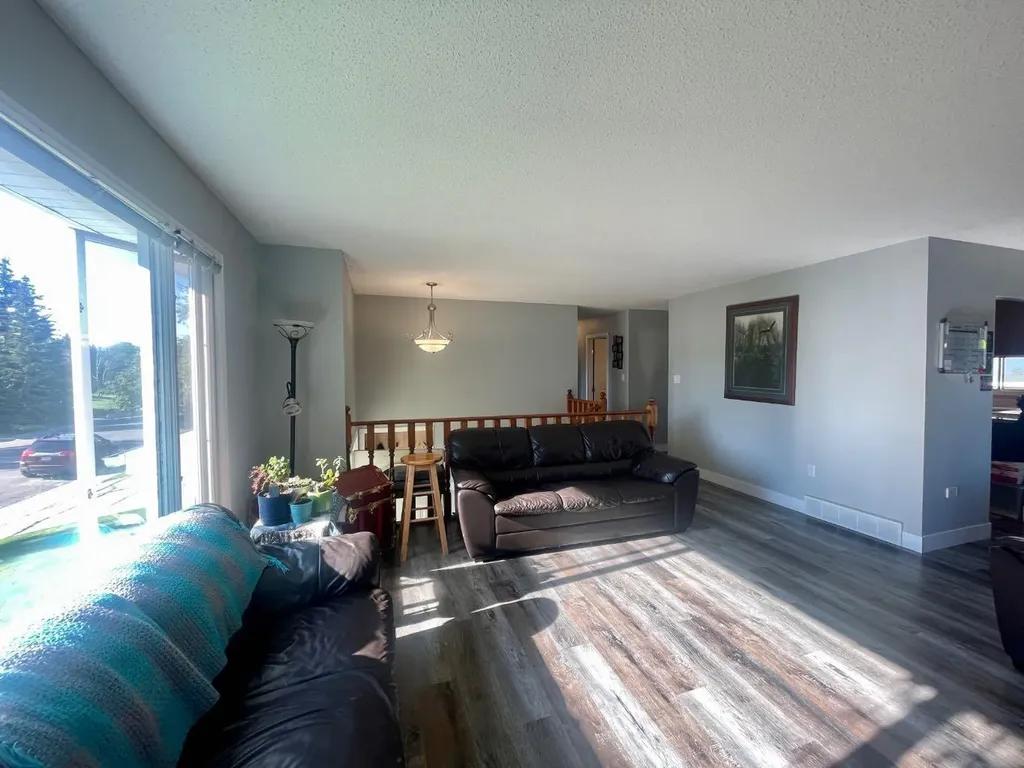 5301 15 Avenue Edson AB T7E 1H2