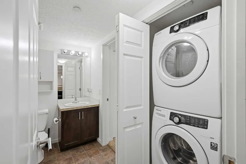 279 Copperpond Common SE Calgary AB T2Z 0S4