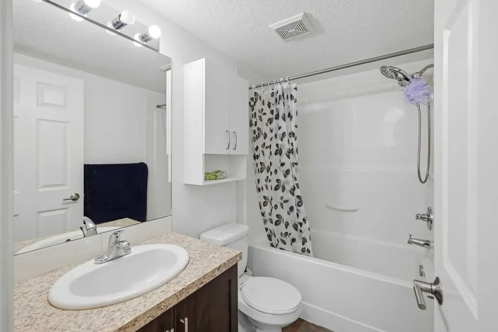 279 Copperpond Common SE Calgary AB T2Z 0S4