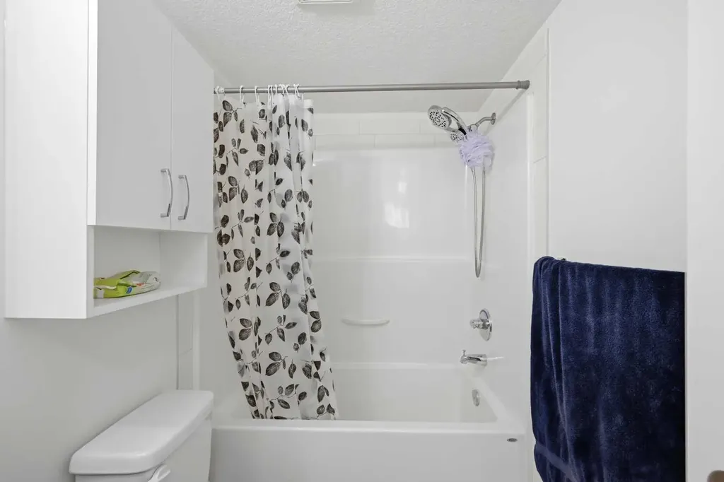 279 Copperpond Common SE Calgary AB T2Z 0S4