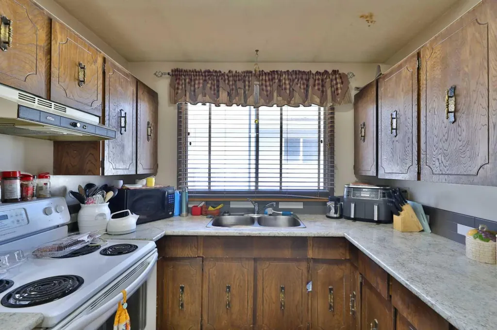 6403B 49 Avenue Camrose AB T4V 0P6