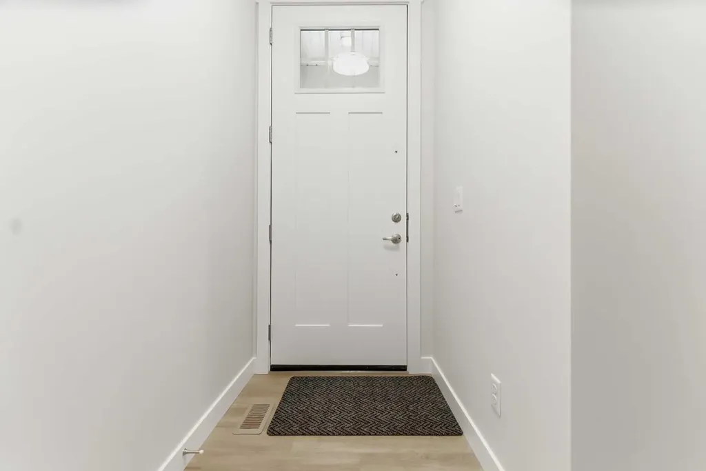 358 Corner Glen Way NE Calgary AB T3N 2P1