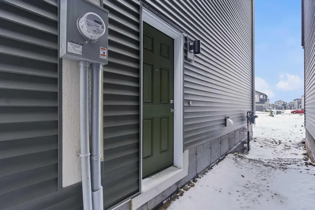 358 Corner Glen Way NE Calgary AB T3N 2P1