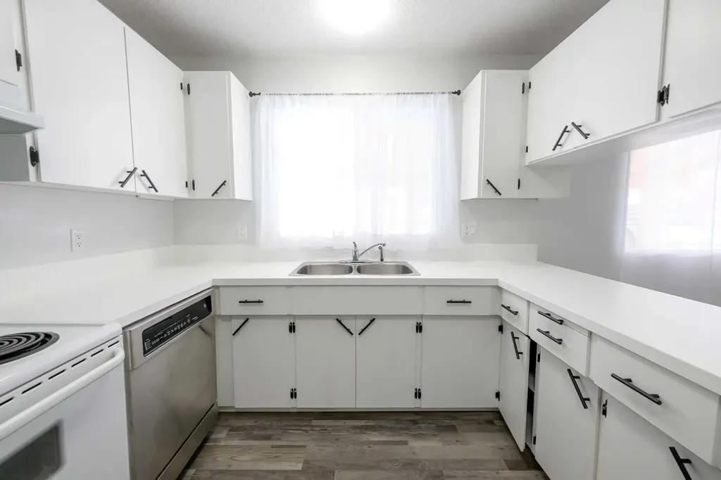 11421 96b Street Grande Prairie AB T8V3M8