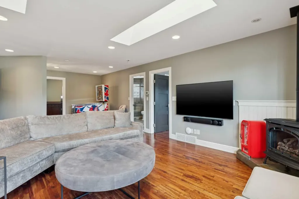 58 Scimitar View NW Calgary AB T3L 2B5