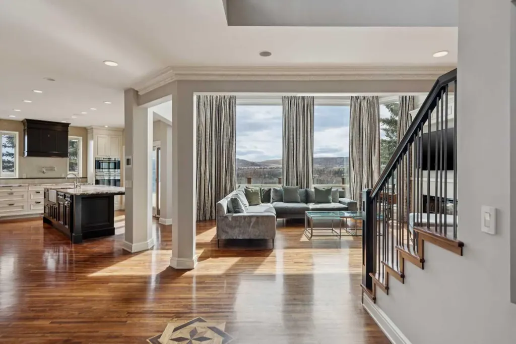 58 Scimitar View NW Calgary AB T3L 2B5