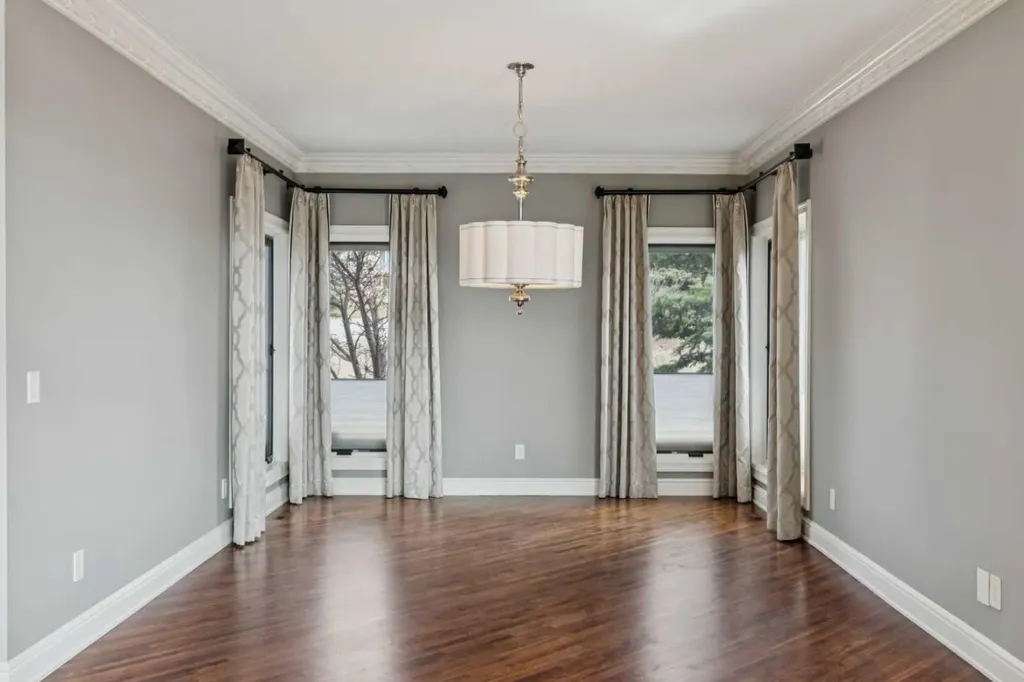 58 Scimitar View NW Calgary AB T3L 2B5