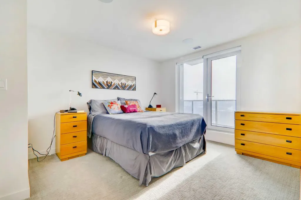 303 13 Avenue SW Calgary AB T2R 0Y9