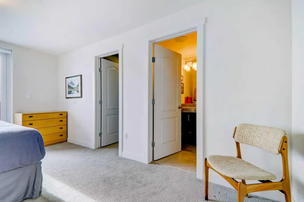 303 13 Avenue SW Calgary AB T2R 0Y9