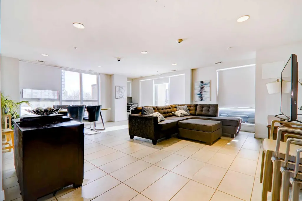 303 13 Avenue SW Calgary AB T2R 0Y9
