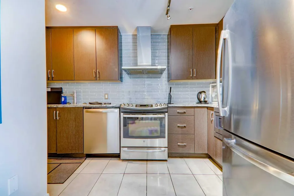 303 13 Avenue SW Calgary AB T2R 0Y9