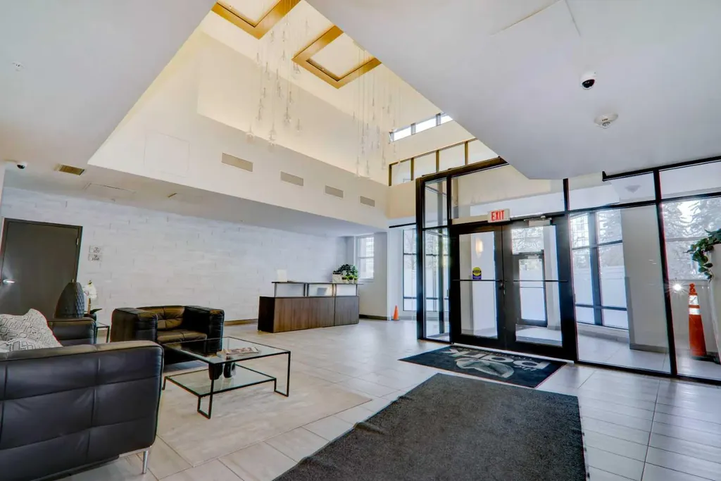 303 13 Avenue SW Calgary AB T2R 0Y9