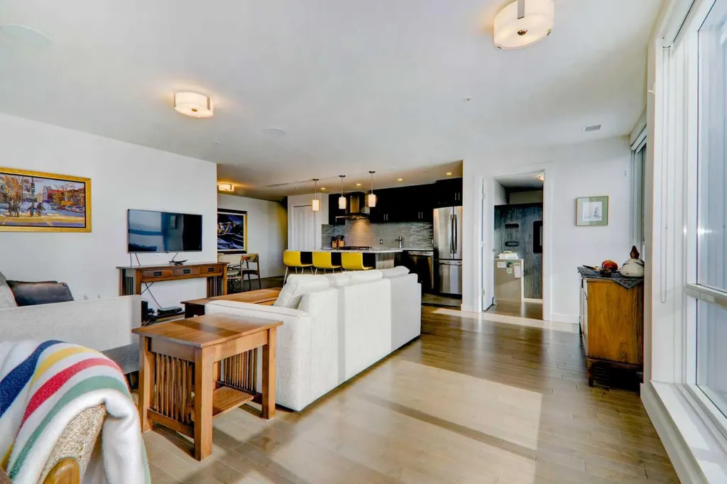 303 13 Avenue SW Calgary AB T2R 0Y9