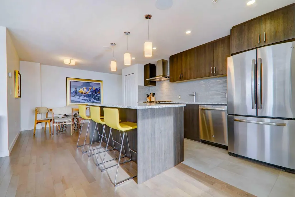 303 13 Avenue SW Calgary AB T2R 0Y9