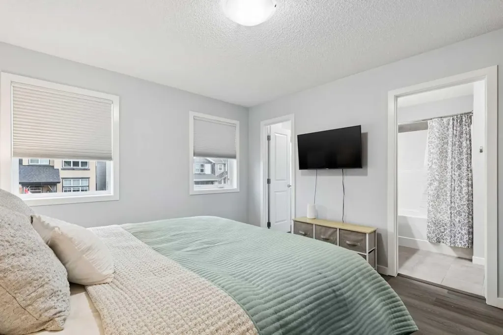 27 Masters Manor SE Calgary AB T3M 2R3