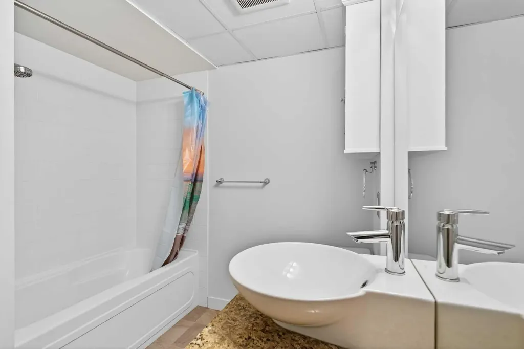 215 13 Avenue SW Calgary AB T2R 0V6