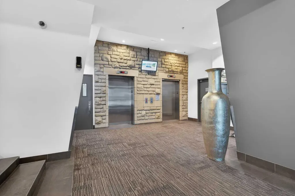 215 13 Avenue SW Calgary AB T2R 0V6