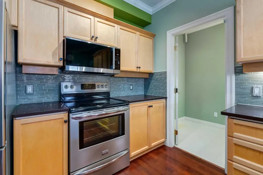 59 22 Avenue SW Calgary AB T2S3C7