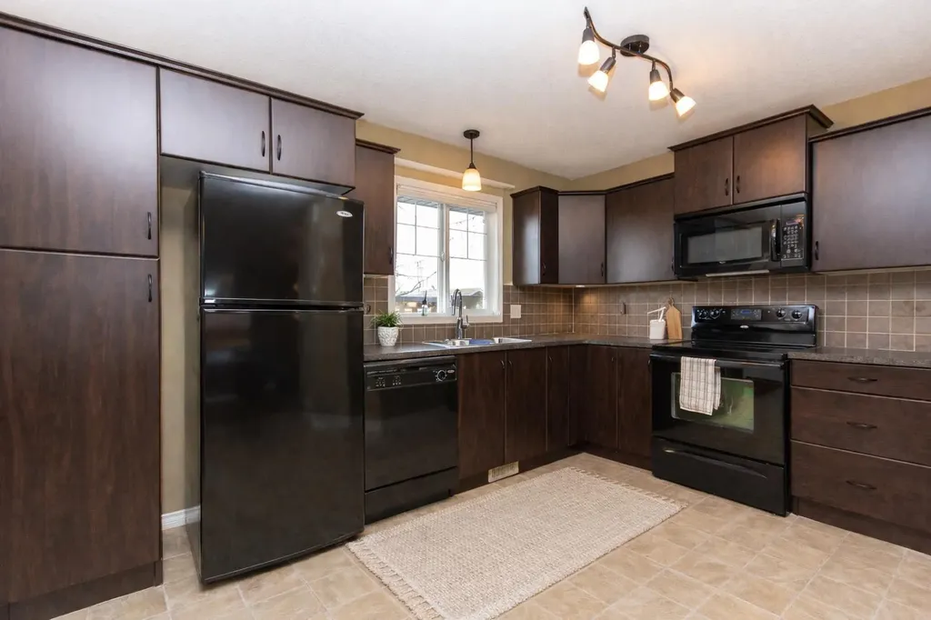 114 Redwood Boulevard Springbrook AB T4S 0J5