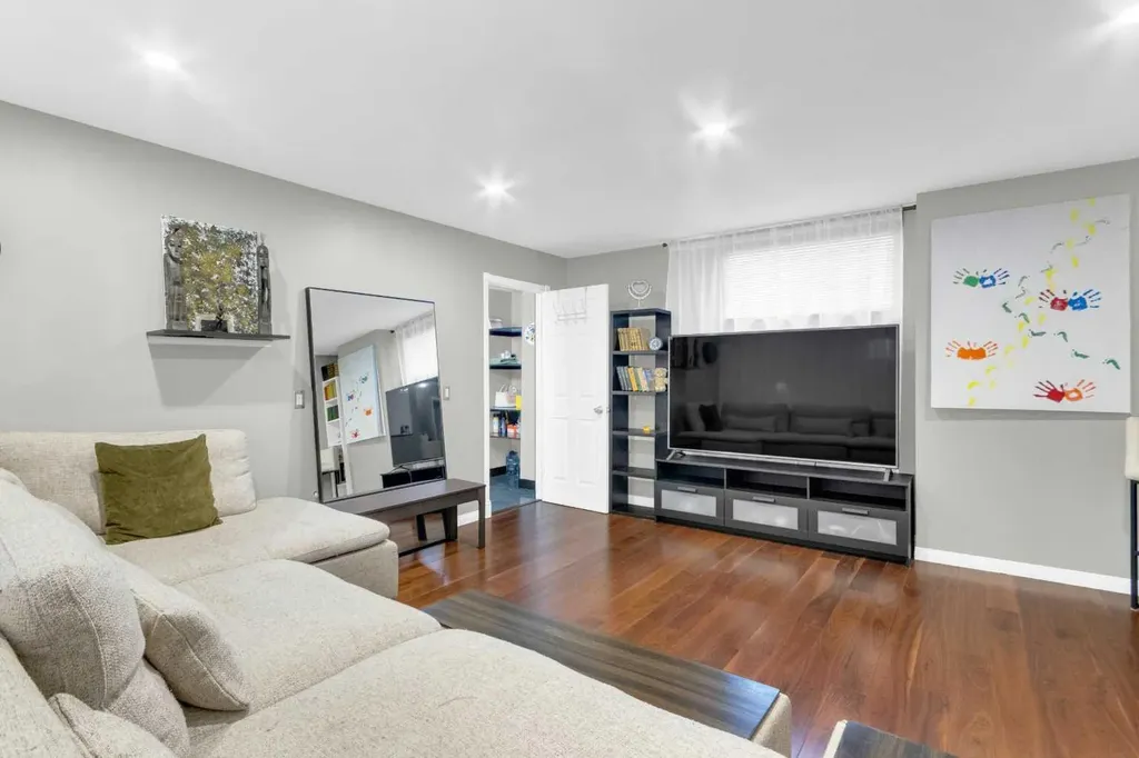 14 Inverness Close SE Calgary AB T2Z2X7