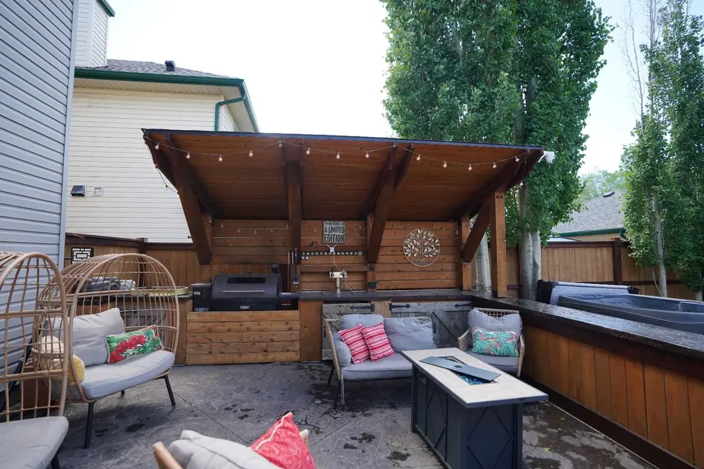14 Inverness Close SE Calgary AB T2Z2X7