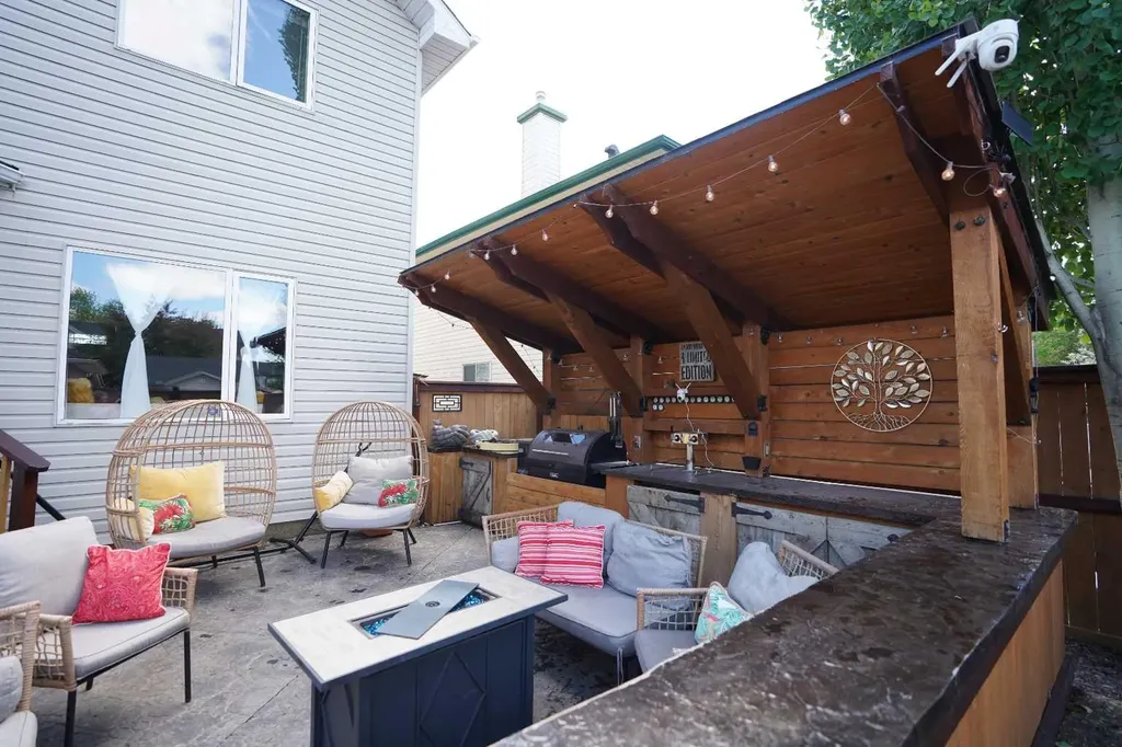 14 Inverness Close SE Calgary AB T2Z2X7