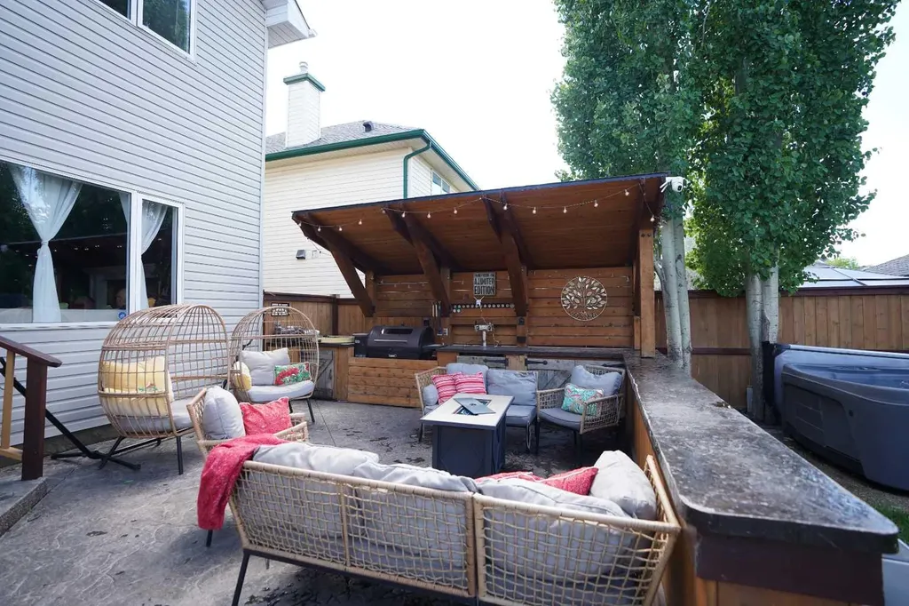 14 Inverness Close SE Calgary AB T2Z2X7
