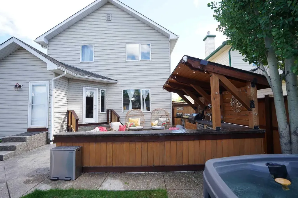 14 Inverness Close SE Calgary AB T2Z2X7