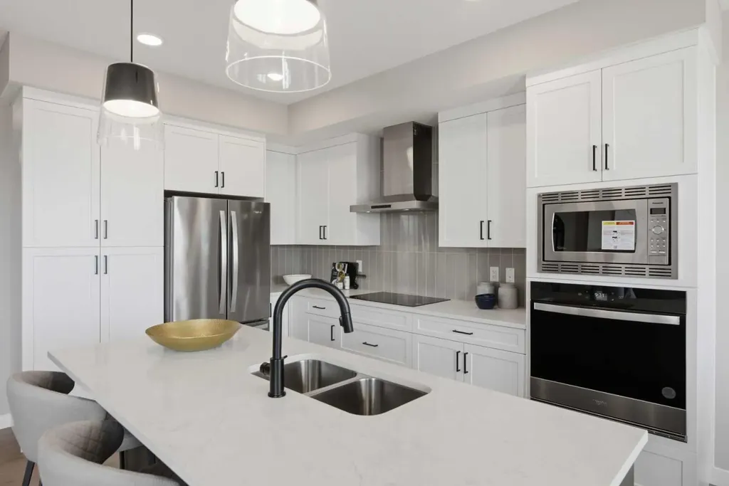 147 Belvedere Crescent SE Calgary AB T2A 7Y5