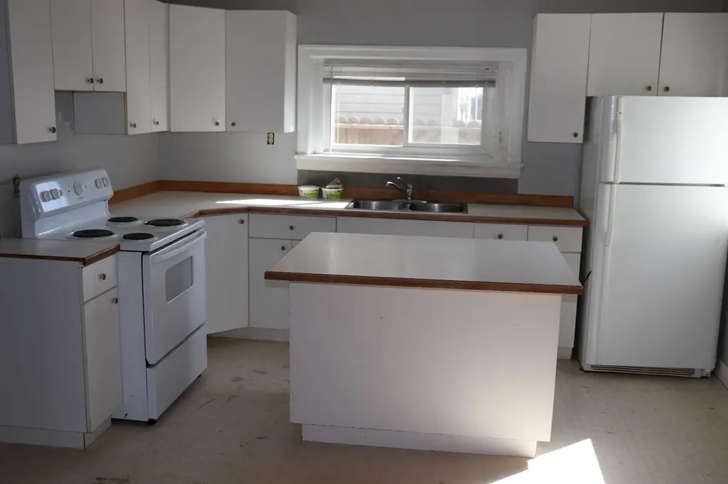 5113 5th. Avenue Edson AB T7E 1V5