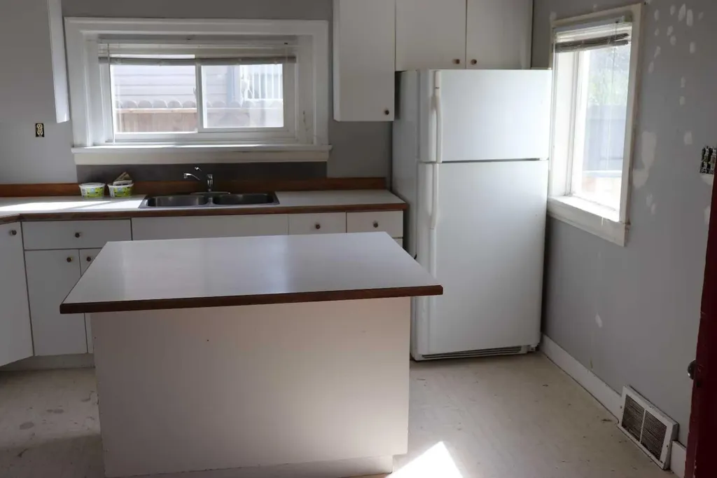 5113 5th. Avenue Edson AB T7E 1V5