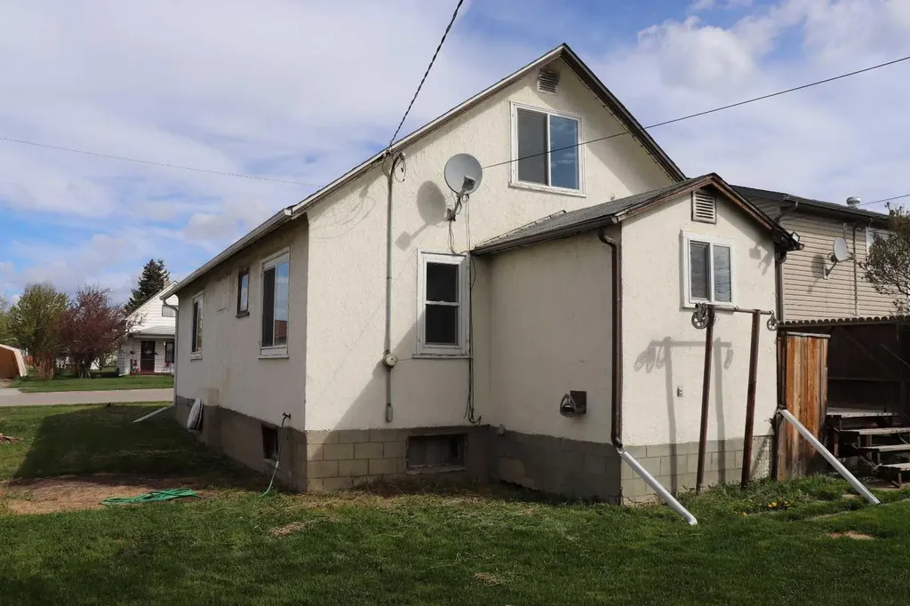 5113 5th. Avenue Edson AB T7E 1V5