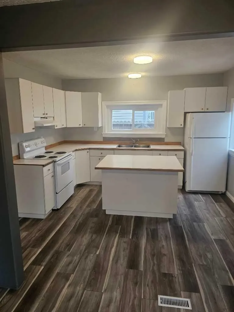 5113 5th. Avenue Edson AB T7E 1V5