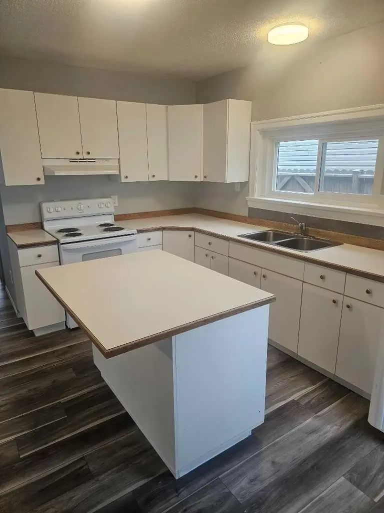 5113 5th. Avenue Edson AB T7E 1V5