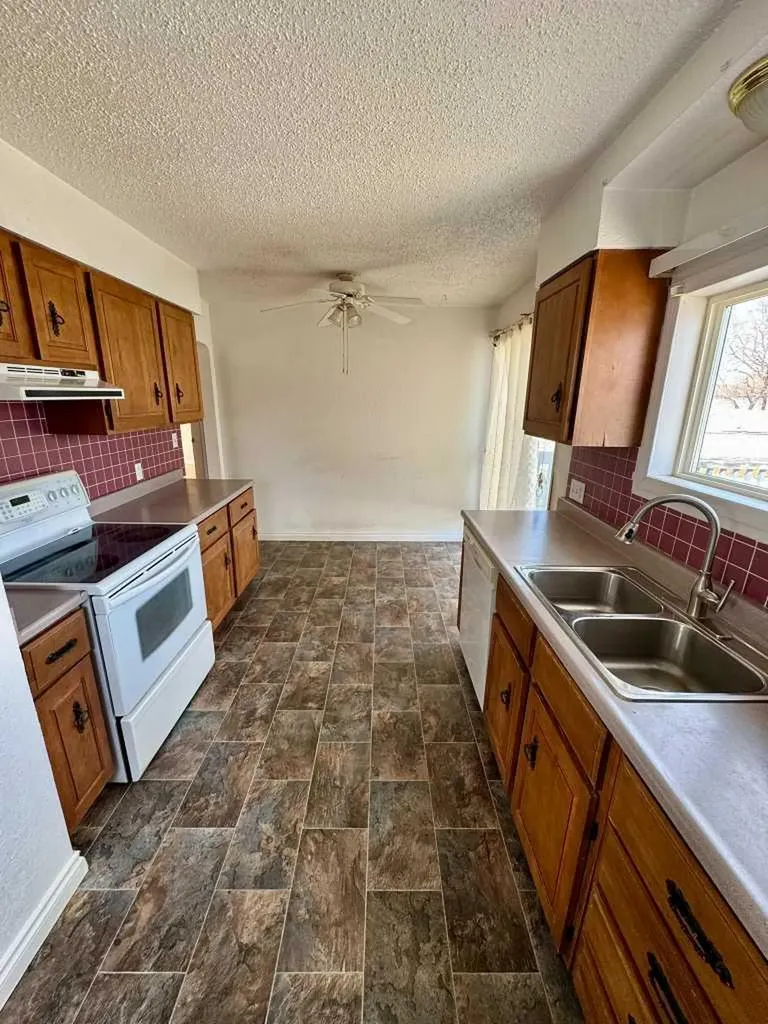 1105 15 Street Wainwright AB T9W 1E4