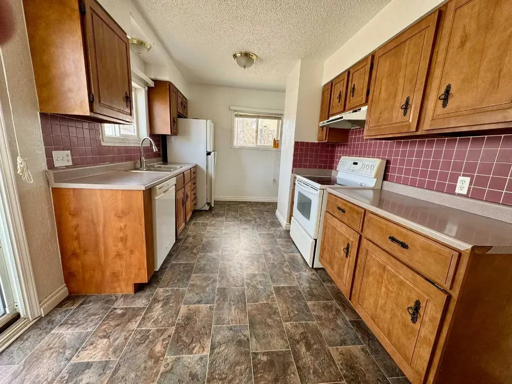 1105 15 Street Wainwright AB T9W 1E4