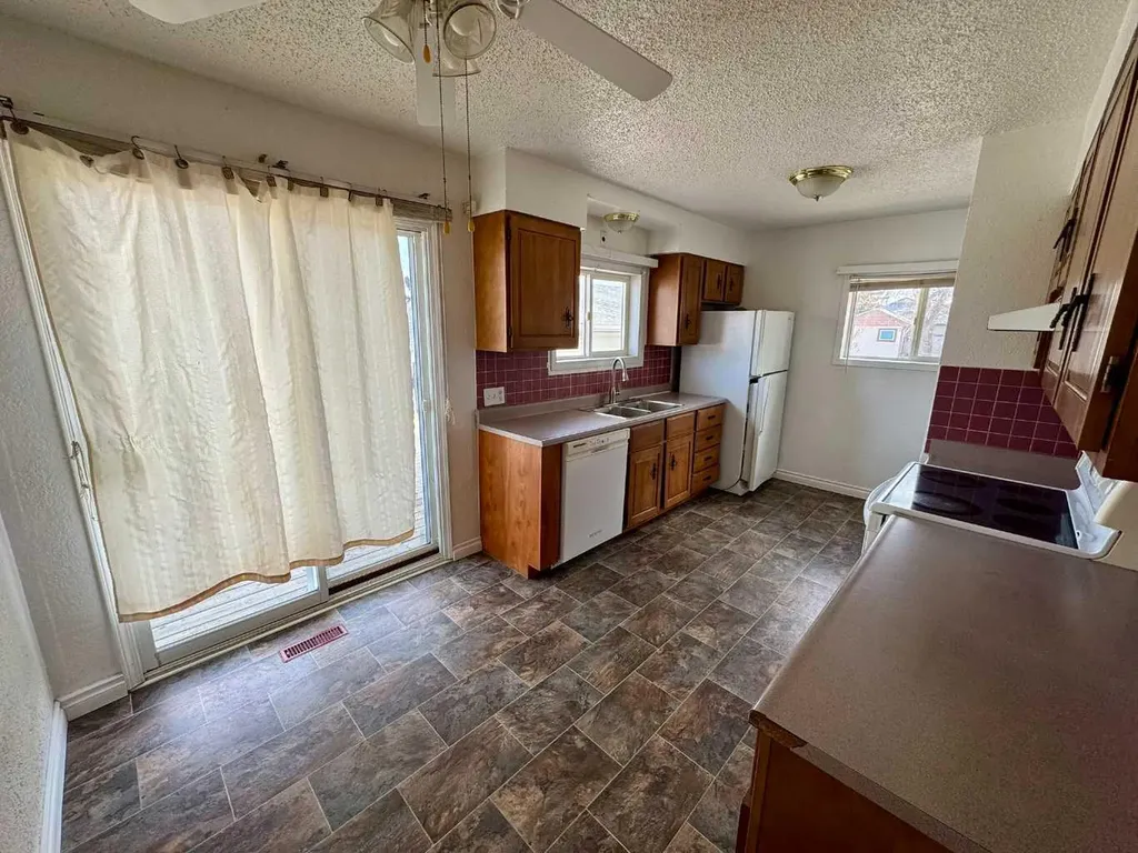 1105 15 Street Wainwright AB T9W 1E4