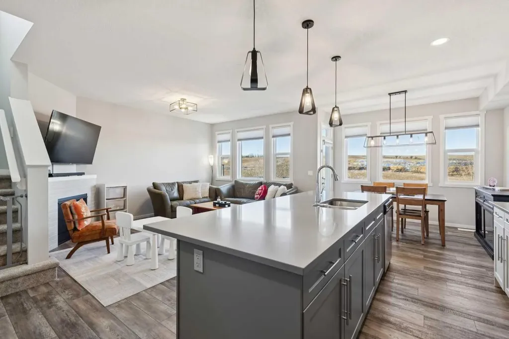 57 Crestridge Bay SW Calgary AB T3B 6H2