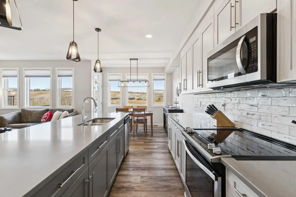 57 Crestridge Bay SW Calgary AB T3B 6H2