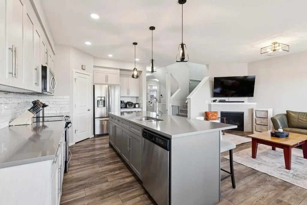57 Crestridge Bay SW Calgary AB T3B 6H2