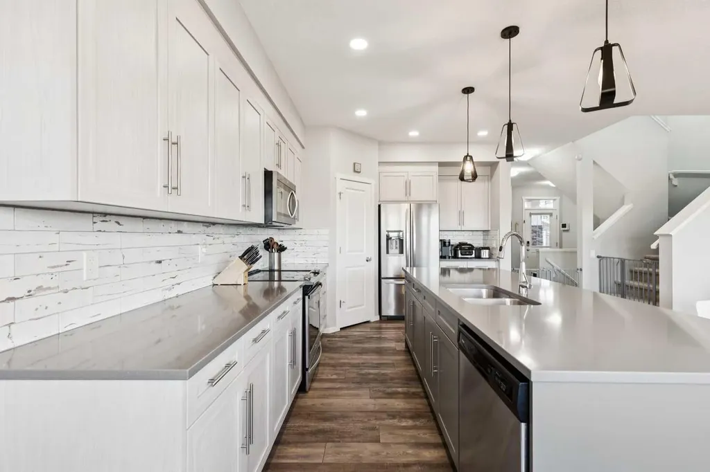 57 Crestridge Bay SW Calgary AB T3B 6H2