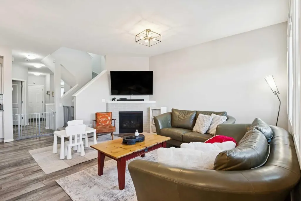 57 Crestridge Bay SW Calgary AB T3B 6H2